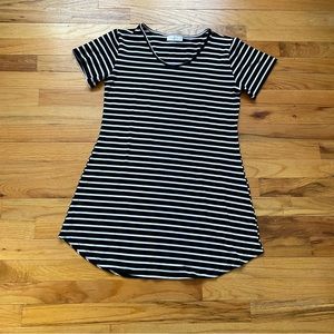 Women’s Singwing black and white striped tunic top